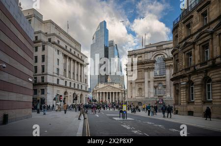 London, Großbritannien: City of London in der Nähe der Bank Station. Blick von der Queen Victoria Street auf die Royal Exchange mit Wolkenkratzern dahinter. Stockfoto