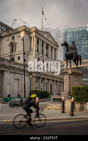 London, UK: Gebäude der Bank of England in der City of London mit der Reiterstatue des Duke of Wellington und Radfahrer im Vordergrund. Stockfoto