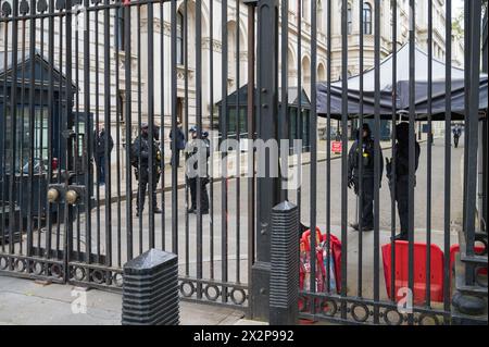 Bewaffnete Polizisten in den Eisentoren am Eingang zur Downing Street. Whitehall, London, England, Großbritannien Stockfoto