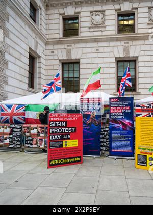 Protestlager in der King Charles Street, Whitehall, gegen das Korps der iranischen Revolutionsgarde, alias Sepah oder Pasdaran. London, England, Großbritannien Stockfoto