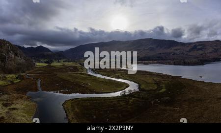 Das südliche Ende von derwent Water und der Fluss derwent mit Blick auf borrowdale Castle Fels und Jungmoor aus der Vogelperspektive Stockfoto