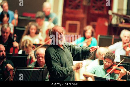 Der deutsche Dirigent Kurt Masur (1927–2015) probt für ein Konzert mit Musik von Strauss, Rorem & Beethoven mit dem New York Philharmonic Orchestra in der Usher Hall im Rahmen des Edinburgh International Festivals am 17/08/1996 Stockfoto