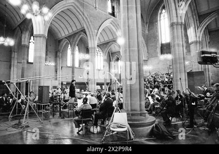 Der italienische Dirigent Riccardo Muti mit dem New Philharmonia Orchestra während einer EMI-Aufnahme-Session in All Saints Church Tooting, London 1973 Stockfoto