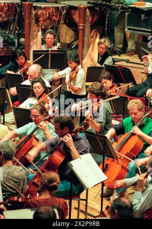 Cellisten und Geiger des New York Philharmonic Orchestra Proben für ein Konzert von Strauss, Rorem & Beethoven in der Usher Hall im Rahmen des Edinburgh International Festivals am 17./08/1996 Stockfoto