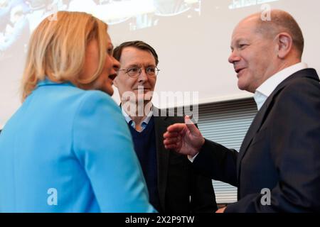 Auftaktbilder, SPD-Bundestagsfraktion Fraktionssitzung SPD-Bundestagsfraktion, Auftaktbilder Bundesinnenministerin, Nancy Faeser Bundeskanzler, Olaf Scholz Bundesgesundheitsminister, Karl Lauterbach Berlin Berlin Deutschland *** Eröffnungsbilder, SPD-Fraktionssitzung SPD-Fraktion, Eröffnungsbilder Bundesinnenministerin Nancy Faeser Bundeskanzlerin Olaf Scholz Bundesgesundheitsminister Karl Lauterbach Berlin Berlin Deutschland Stockfoto