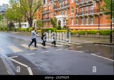 Drei junge Frauen und ein Mann spielen das Cover des Beatles Abbey Road in den Abbey Road Studios. St John's Wood, London, England, Großbritannien Stockfoto