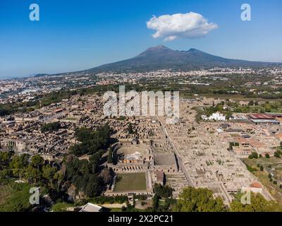 Pompeji, Itay: Aus der Vogelperspektive die berühmte archäologische Altstadt von Pompeji am Vesuve-Vulkan in Napoli oder Neapel in Italien an einem sonnigen Tag. Stockfoto