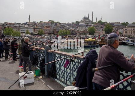 23. April 2024: Istanbul, Türkei, 23. April 2023: Menschen, die Galata und Eminonu in Istanbul umrunden, am 23. April nationale Souveränität und Kindertag. (Kreditbild: © Tolga Ildun/ZUMA Press Wire) NUR REDAKTIONELLE VERWENDUNG! Nicht für kommerzielle ZWECKE! Stockfoto