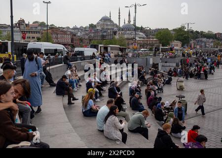 23. April 2024: Istanbul, Türkei, 23. April 2023: Menschen, die Galata und Eminonu in Istanbul umrunden, am 23. April nationale Souveränität und Kindertag. (Kreditbild: © Tolga Ildun/ZUMA Press Wire) NUR REDAKTIONELLE VERWENDUNG! Nicht für kommerzielle ZWECKE! Stockfoto