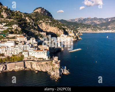Amalfi, Italien: Luftaufnahme der Straße entlang der dramatischen Amalfiküste und des Dorfes nahe Neapel am Mittelmeer in Itlay. Stockfoto