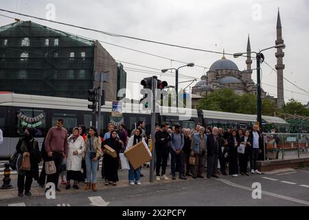 23. April 2024: Istanbul, Türkei, 23. April 2023: Menschen, die Galata und Eminonu in Istanbul umrunden, am 23. April nationale Souveränität und Kindertag. (Kreditbild: © Tolga Ildun/ZUMA Press Wire) NUR REDAKTIONELLE VERWENDUNG! Nicht für kommerzielle ZWECKE! Stockfoto