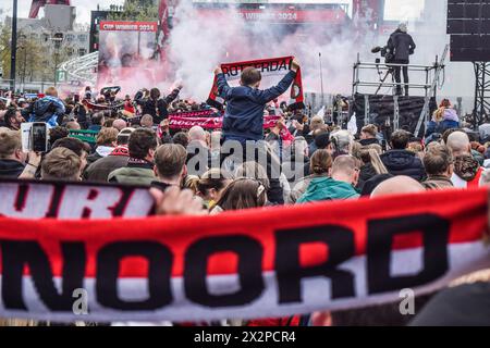 Rotterdam, Niederlande. April 2024. Tausende Feyenoord-Fans versammeln sich am 22. April 2024 auf dem Binnenrotte-Platz in Rotterdam, während der Feyenoord-Mannschaft den KNVB-Cup gewann. Feyenoord besiegte NEC Nijmegen und gewann zum 14. Mal den niederländischen Pokal. (Foto: Mouneb Taim/INA Photo Agency/SIPA USA) Credit: SIPA USA/Alamy Live News Stockfoto