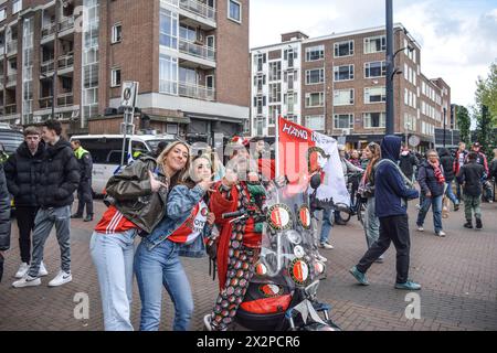 Rotterdam, Niederlande. April 2024. Feyenoord-Fans treffen sich am 22. April 2024 auf dem Binnenrotte-Platz in Rotterdam, während der Feyenoord-Mannschaft den KNVB-Cup gewann. Feyenoord besiegte NEC Nijmegen und gewann zum 14. Mal den niederländischen Pokal. (Foto: Mouneb Taim/INA Photo Agency/SIPA USA) Credit: SIPA USA/Alamy Live News Stockfoto