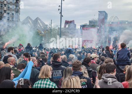 Rotterdam, Niederlande. April 2024. Tausende Feyenoord-Fans versammeln sich am 22. April 2024 auf dem Binnenrotte-Platz in Rotterdam, während der Feyenoord-Mannschaft den KNVB-Cup gewann. Feyenoord besiegte NEC Nijmegen und gewann zum 14. Mal den niederländischen Pokal. (Foto: Mouneb Taim/INA Photo Agency/SIPA USA) Credit: SIPA USA/Alamy Live News Stockfoto