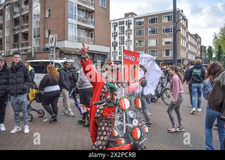 Rotterdam, Niederlande. April 2024. Feyenoord-Fans treffen sich am 22. April 2024 auf dem Binnenrotte-Platz in Rotterdam, während der Feyenoord-Mannschaft den KNVB-Cup gewann. Feyenoord besiegte NEC Nijmegen und gewann zum 14. Mal den niederländischen Pokal. (Foto: Mouneb Taim/INA Photo Agency/SIPA USA) Credit: SIPA USA/Alamy Live News Stockfoto