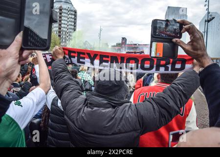 Rotterdam, Niederlande. April 2024. Tausende Feyenoord-Fans versammeln sich am 22. April 2024 auf dem Binnenrotte-Platz in Rotterdam, während der Feyenoord-Mannschaft den KNVB-Cup gewann. Feyenoord besiegte NEC Nijmegen und gewann zum 14. Mal den niederländischen Pokal. (Foto: Mouneb Taim/INA Photo Agency/SIPA USA) Credit: SIPA USA/Alamy Live News Stockfoto