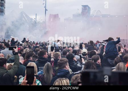 Rotterdam, Niederlande. April 2024. Tausende Feyenoord-Fans versammeln sich am 22. April 2024 auf dem Binnenrotte-Platz in Rotterdam, während der Feyenoord-Mannschaft den KNVB-Cup gewann. Feyenoord besiegte NEC Nijmegen und gewann zum 14. Mal den niederländischen Pokal. (Foto: Mouneb Taim/INA Photo Agency/SIPA USA) Credit: SIPA USA/Alamy Live News Stockfoto