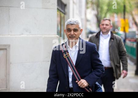 London, England, Großbritannien. April 2024. Der Londoner Bürgermeister SADIQ KHAN wird im LBC-Studio vor der Londoner Bürgermeisterdebatte ankommen sehen. (Kreditbild: © Tayfun Salci/ZUMA Press Wire) NUR REDAKTIONELLE VERWENDUNG! Nicht für kommerzielle ZWECKE! Stockfoto