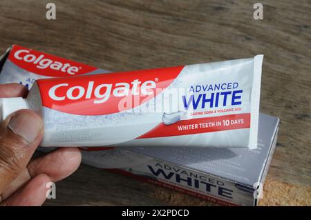 Kopenhagen/Dänemark/23. April 2024/Colgate Advance weiße Ooothpaste in Kopenhagen (Photo.Francis Joseph Dean/Dean Pictures) (nicht für kommerzielle Zwecke) Stockfoto