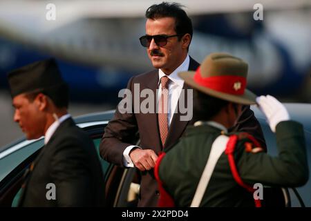 Emir von Katar Sheikh Tamim bin Hamad Al-Thani trifft auf Einladung von Präsident Ramchandra Paudel auf dem Tribhuvan International Airport in Kathmandu zu einem zweitägigen Staatsbesuch in Nepal ein. Tamim bin Hamad Al Thani soll gemeinsam mit dem nepalesischen Premierminister Pushpa Kamal Dahal Gespräche führen und bilaterale Abkommen unterzeichnen, wie vom außenministerium erklärt. Dieser Besuch ist der bedeutendste diplomatische Austausch zwischen Katar und Nepal seit der Aufnahme der Beziehungen im Jahr 1977. Die Regierung kündigte anlässlich des Staatsbesuchs des Emirs von Katar Scheich Tamim bin einen Feiertag an Stockfoto