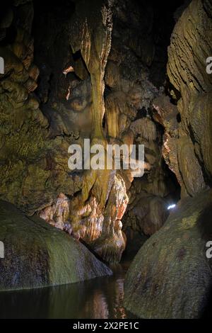 Wunderschöne Stalagmiten-Ornamente der Gilap-Höhle im Gunungsewu-Karst, wo es einen unterirdischen Fluss gibt. Das Karstgebiet ist ein Wasserschutz. Stockfoto