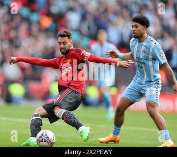 London, Großbritannien. April 2024. Bruno Fernandes von Manchester United (l) schießt und erzielt seinen Teams das 3. Tor. Das Halbfinale des Emirates FA Cup, Coventry City gegen Manchester United im Wembley Stadium in London am Sonntag, den 21. April 2024. Nur redaktionelle Verwendung. bild von Andrew Orchard/Andrew Orchard Sportfotografie/Alamy Live News Credit: Andrew Orchard Sportfotografie/Alamy Live News Stockfoto