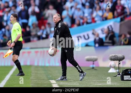 London, Großbritannien. April 2024. Mark Robins, der Manager von Coventry City auf der Touchline. Das Halbfinale des Emirates FA Cup, Coventry City gegen Manchester United im Wembley Stadium in London am Sonntag, den 21. April 2024. Nur redaktionelle Verwendung. bild von Andrew Orchard/Andrew Orchard Sportfotografie/Alamy Live News Credit: Andrew Orchard Sportfotografie/Alamy Live News Stockfoto