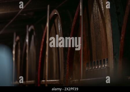 Nahaufnahme von Eichenfässern in der Destillerie Calvados. Calvados-Produktion. Alte Anlagen zur Destillation von stark alkoholischen Apfelgetränk-Calvados in Norman Stockfoto