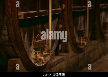 Nahaufnahme von Eichenfässern in der Destillerie Calvados. Calvados-Produktion. Alte Anlagen zur Destillation von stark alkoholischen Apfelgetränk-Calvados in Norman Stockfoto