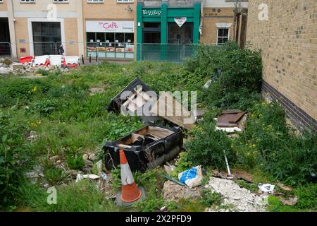 Slough, Berkshire, Großbritannien. April 2024. Müll und Fliegenkippen vor der Slough High Streeet in Slough, Berkshire. Der Stadtrat von Slough sagte, dass "Fliegenkippen-Müll jetzt Straftäter mit einer Geldstrafe von 1.000 Pfund landen könnte. Jeder, der seine Artikel in Parks, Straßen, Garagen oder anderswo illegal abwirft, erhält eine Geldstrafe von 1.000 £, die auf 500 £ reduziert wird, wenn er innerhalb von 10 Tagen zurückbezahlt wird. Linda Corcoran, Leiterin für Resilience and Enforcement, sagte: „Das Entsorgen Ihrer Abfälle für eine andere Person ist nicht akzeptabel, und wir haben jetzt die Höchststrafe auf 1.000 GBP festgesetzt, um abschreckend zu wirken.“ Quelle: Maureen Stockfoto