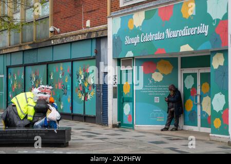 Slough, Berkshire, Großbritannien. April 2024. Der tragische Anblick eines Obdachlosen aus Osteuropa, mit all seinen weltlichen Besitztümern, die in Plastiktüten von einem Einkaufswagen in der Slough High Street hängen. Das neue Gesetz über Strafrechtspflege wird derzeit vom Parlament durchlaufen und würde es der Polizei ermöglichen, „belästigende“ Schläfer mit Geldbußen zu belegen. Das Gesetz würde bedeuten, dass raue Schläfer weitergezogen werden könnten, mit einer Geldstrafe von bis zu 2.500 Pfund belegt oder inhaftiert werden könnten. Quelle: Maureen McLean/Alamy Live News Stockfoto