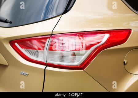 Ukraine, Kiew, April 2024. Ford parkt auf der Straße der Stadt. Ansicht der Rückleuchten des Fahrzeugs. Nahaufnahme der Heckleuchte Stockfoto