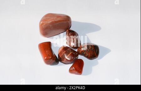 Sammlung verschiedener roter Edelsteine, die natürliche Schönheit und Energie von Heilsteinen zeigen Stockfoto