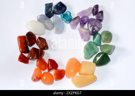 Sammlung verschiedener roher Edelsteine wie Tigerauge, Amethyst, Zitrin, Quarz, jaspis, die natürliche Schönheit und Energie des Heilsteins zeigen Stockfoto