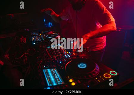 Nahaufnahme der Hände eines djs, die während des Auftritts den Mixer spielen Stockfoto