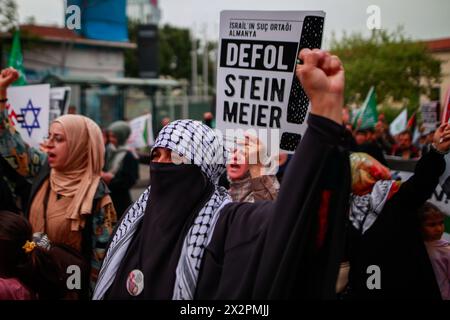 Istanbul, Türkei. April 2024. Bei einer Demonstration vor der Deutschen Botschaft in Istanbul hebt ein Demonstrant die Faust und singt „Israel ist ein Mörder“. Vor der deutschen Botschaft in Istanbul wird ein Protest gegen den Besuch des deutschen Präsidenten Frank-Walter Steinmeier in der türkischen Stadt Istanbul veranstaltet, da Berlin Israel bei seiner anhaltenden Aggression im Gazastreifen unterstützt. Quelle: SOPA Images Limited/Alamy Live News Stockfoto