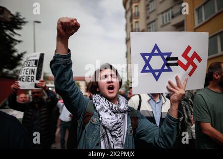 Istanbul, Türkei. April 2024. Ein Demonstrant hält ein Plakat, während er während einer Demonstration vor der Deutschen Botschaft in Istanbul "Deutschland, der Mörder, raus aus der Türkei" singt. Vor der deutschen Botschaft in Istanbul wird ein Protest gegen den Besuch des deutschen Präsidenten Frank-Walter Steinmeier in der türkischen Stadt Istanbul veranstaltet, da Berlin Israel bei seiner anhaltenden Aggression im Gazastreifen unterstützt. Quelle: SOPA Images Limited/Alamy Live News Stockfoto