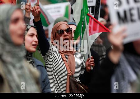 Istanbul, Türkei. April 2024. Eine arabische Demonstrantin hält eine Flagge, während sie während einer Demonstration vor der deutschen Botschaft in Istanbul „Deutschland, der Mörder, raus aus der Türkei“ singt. Vor der deutschen Botschaft in Istanbul wird ein Protest gegen den Besuch des deutschen Präsidenten Frank-Walter Steinmeier in der türkischen Stadt Istanbul veranstaltet, da Berlin Israel bei seiner anhaltenden Aggression im Gazastreifen unterstützt. Quelle: SOPA Images Limited/Alamy Live News Stockfoto