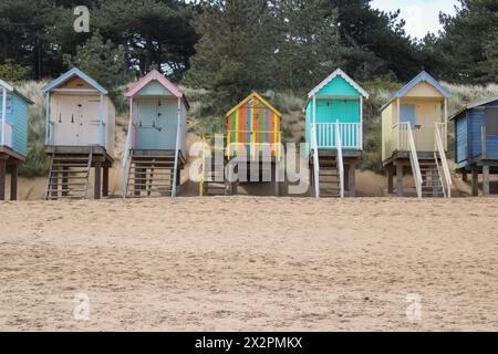 Strandhütten am Meer in Wells, Norfolk, Großbritannien Stockfoto