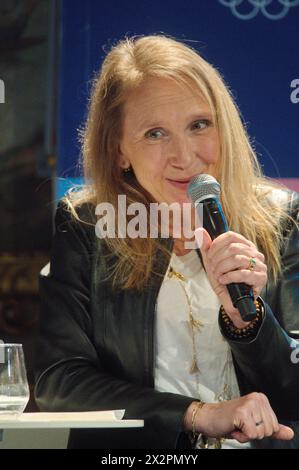 Paris, Frankreich. April 2024. Carine Rolland, stellvertretende Bürgermeisterin von Paris, zuständig für Kultur und Stadtviertel von einer Stunde, während der Enthüllung des Festprogramms der Stadt für den bevorstehenden Olympischen und Paralympischen Sommer am 23. April 2024 in Paris, Frankreich. Foto: Karim Ait Adjedjou/ABACAPRESS.COM Credit: Abaca Press/Alamy Live News Stockfoto