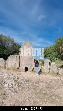 Archäologische Ruinen der Nuragischen Nekropole Giants Grabmal von Coddu Vecchiu - arzachena Stockfoto