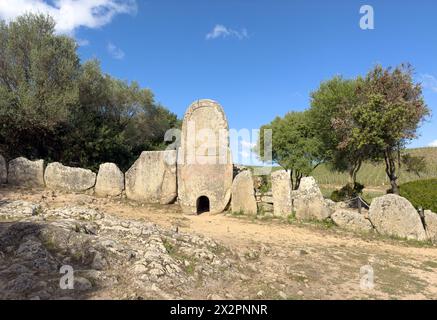 Archäologische Ruinen der Nuragischen Nekropole Giants Grabmal von Coddu Vecchiu - arzachena Stockfoto