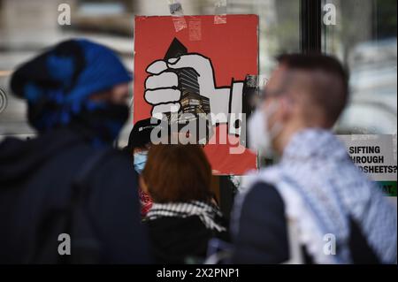 New York, USA. April 2024. Pro-palästinensische Demonstranten stehen vor der New School, während anti-israelische Demonstrationen sowohl innerhalb als auch außerhalb des Gebäudes an der Fifth Ave., New York, NY, 23. April 2024 stattfinden. Mehrere Anti-Israel-Mitglieder finden gleichzeitig auf großen Collegegeländen in New York City statt. (Foto: Anthony Behar/SIPA USA) Credit: SIPA USA/Alamy Live News Stockfoto