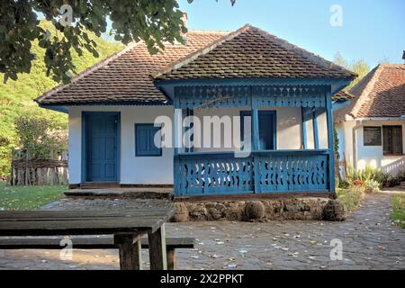 Traditionelles Haus mit Holzveranda im Dorf Brankowina, Serbien Stockfoto