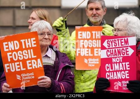 Gruppen wie Friends of the Earth Scotland, Stop Climate Chaos Scotland und Global Justice Now protestieren vor Bute House in Edinburgh, nachdem die schottische Regierung angekündigt hatte, ihr Ziel, die Emissionen bis 2030 um 75 % zu senken, aufzugeben. Bilddatum: Dienstag, 23. April 2024. Stockfoto