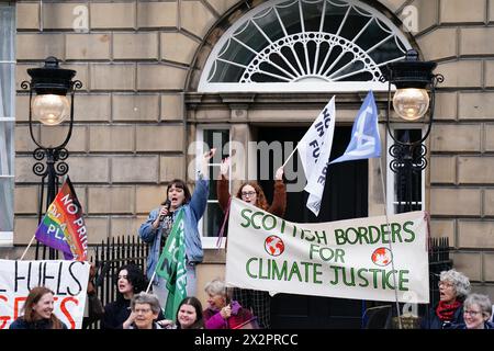 Gruppen wie Friends of the Earth Scotland, Stop Climate Chaos Scotland und Global Justice Now protestieren vor Bute House in Edinburgh, nachdem die schottische Regierung angekündigt hatte, ihr Ziel, die Emissionen bis 2030 um 75 % zu senken, aufzugeben. Bilddatum: Dienstag, 23. April 2024. Stockfoto