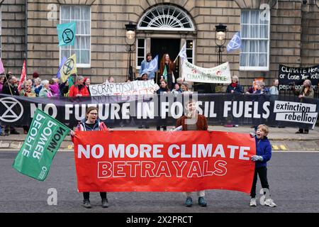 Gruppen wie Friends of the Earth Scotland, Stop Climate Chaos Scotland und Global Justice Now protestieren vor Bute House in Edinburgh, nachdem die schottische Regierung angekündigt hatte, ihr Ziel, die Emissionen bis 2030 um 75 % zu senken, aufzugeben. Bilddatum: Dienstag, 23. April 2024. Stockfoto