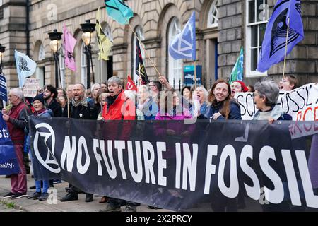 Gruppen wie Friends of the Earth Scotland, Stop Climate Chaos Scotland und Global Justice Now protestieren vor Bute House in Edinburgh, nachdem die schottische Regierung angekündigt hatte, ihr Ziel, die Emissionen bis 2030 um 75 % zu senken, aufzugeben. Bilddatum: Dienstag, 23. April 2024. Stockfoto