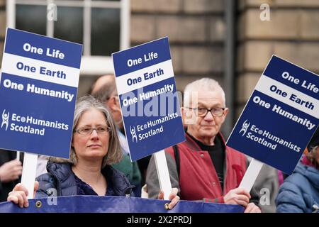 Gruppen wie Friends of the Earth Scotland, Stop Climate Chaos Scotland und Global Justice Now protestieren vor Bute House in Edinburgh, nachdem die schottische Regierung angekündigt hatte, ihr Ziel, die Emissionen bis 2030 um 75 % zu senken, aufzugeben. Bilddatum: Dienstag, 23. April 2024. Stockfoto