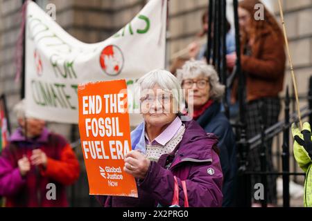 Gruppen wie Friends of the Earth Scotland, Stop Climate Chaos Scotland und Global Justice Now protestieren vor Bute House in Edinburgh, nachdem die schottische Regierung angekündigt hatte, ihr Ziel, die Emissionen bis 2030 um 75 % zu senken, aufzugeben. Bilddatum: Dienstag, 23. April 2024. Stockfoto